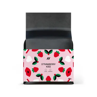 Strawberry Kiss 250 g – výberová káva z Indonézie a Etiópie s chuťou jahôd. Vhodná na espresso alebo filter.