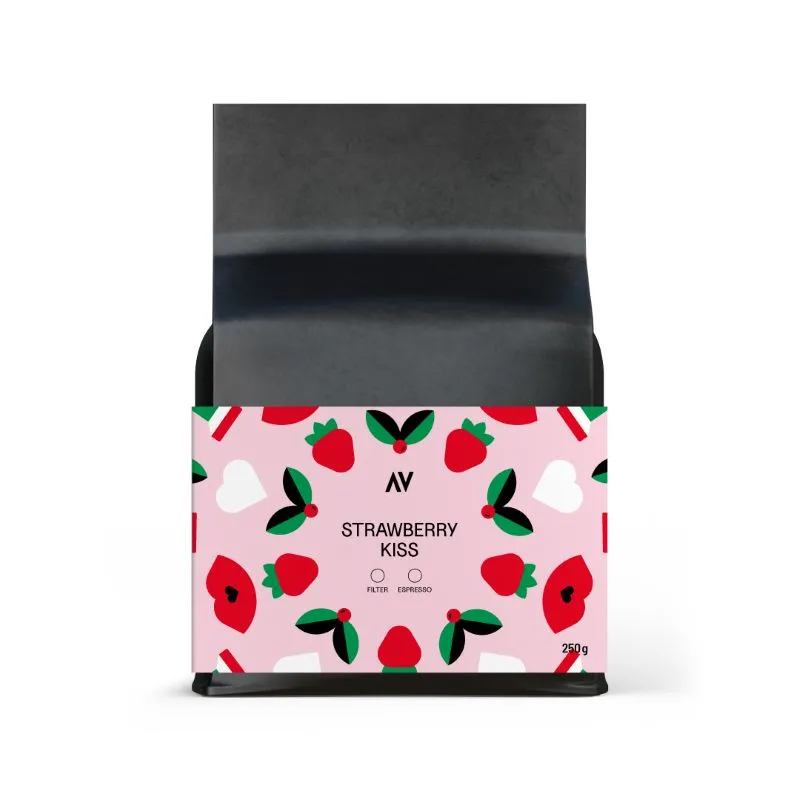 Strawberry Kiss 250 g – výberová káva z Indonézie a Etiópie s chuťou jahôd. Vhodná na espresso alebo filter.