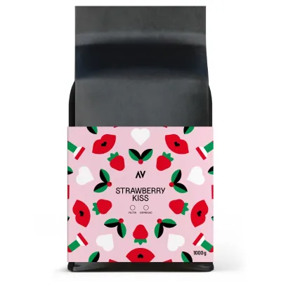 Strawberry Kiss 1 kg – veľké balenie ovocnej kávy s jahodovou fermentáciou. Ideálne pre milovníkov výnimočných chutí.