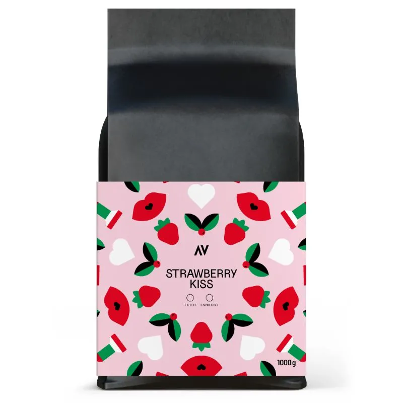 Strawberry Kiss 1 kg – veľké balenie ovocnej kávy s jahodovou fermentáciou. Ideálne pre milovníkov výnimočných chutí.
