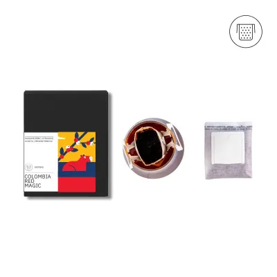 Dripbag Colombia Red Magic – výberová káva s chuťou kakaa, citrusovej acidity a červených ríbezlí. Balenie po 5 alebo 10 kusov.