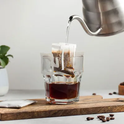 Dripbag Colombia Red Magic – výberová káva s chuťou kakaa, citrusovej acidity a červených ríbezlí. Balenie po 5 alebo 10 kusov.
