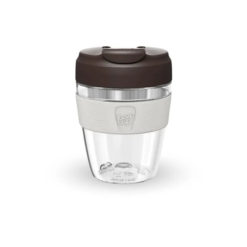 Cestovný hrnček na kávu KeepCup Commuter Light 340 ml v hnedej a krémovej farbe na neutrálnom pozadí.