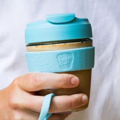 Priehľadný cestovný hrnček na kávu KeepCup Commuter Light 340 ml v modrom prevedení.