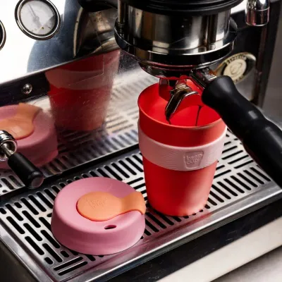 KeepCup 340 ml – cestovný hrnček na kávu s oranžovým viečkom, ružovým pásikom a fialovým telom.