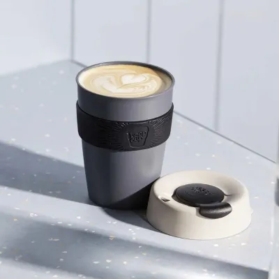 KeepCup 340 ml – cestovný hrnček na kávu s oranžovým viečkom, ružovým pásikom a fialovým telom.