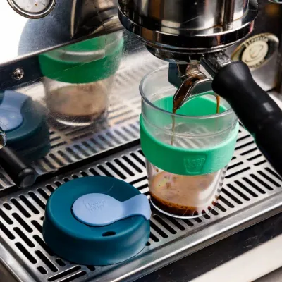 KeepCup Clear 340 ml – cestovný hrnček na kávu s tmavomodrým viečkom, fialovým pásikom a limetkovým detailom na čírom tele.