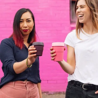 KeepCup 227 ml – cestovný hrnček na kávu v kombinácii čierne viečko, zelený pásik a sivé telo.