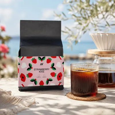 Strawberry Kiss 250 g – výberová káva z Indonézie a Colombie s chuťou jahôd. Vhodná na espresso alebo filter.