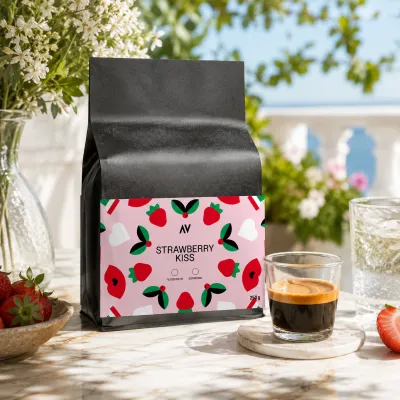 Strawberry Kiss 250 g – výberová káva z Indonézie a Colombie s chuťou jahôd. Vhodná na espresso alebo filter.