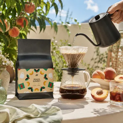 Peach Sunset 250 g – infúzovaná zrnková káva, broskyňový dizajn obalu ALTER-NATIV COFFEE