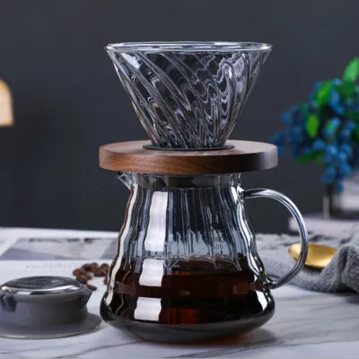 Sklenený dripper V60 s dreveným podstavcom