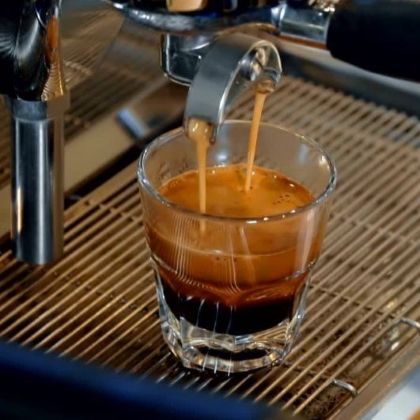 Espresso extrakcia z pákového kávovaru do pohára – crema a prúd espressa pri príprave kávy
