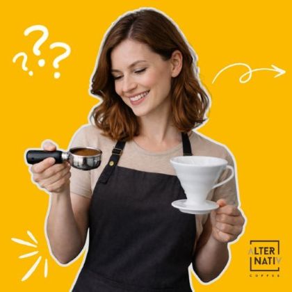 Espresso vs filter – baristka drží portafilter a V60 dripper, porovnanie prípravy kávy