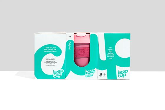 Originálny cestovný hrnček na kávu KeepCup v darčekovom balení – balenie opakovane použiteľného pohára.