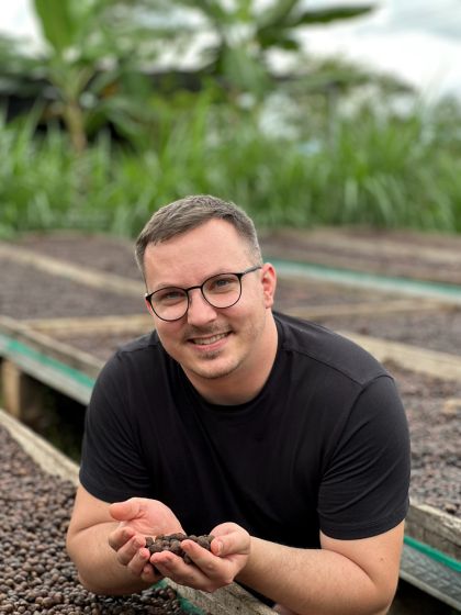 Indonesia Flowertron pri sušení kávových čerešní v oblasti Argopuro Walida, Indonézia