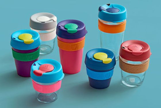 Farebné cestovné hrnčeky na kávu KeepCup v rôznych veľkostiach a prevedeniach – opakovane použiteľné poháre na kávu so sebou.